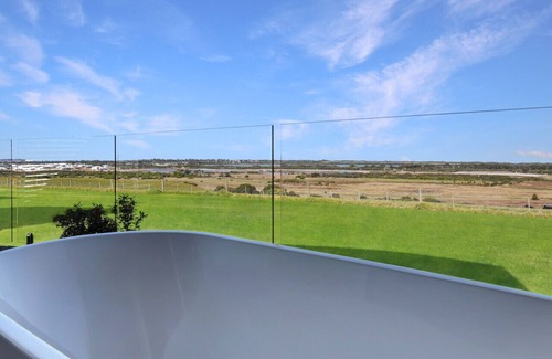 Point Lonsdale Villa | The Nest Luxury Stay- Disability suitable, Private bath tub on deck with views, Breakfast included