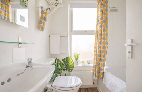 Eastbourne Bed & Breakfast | The New England