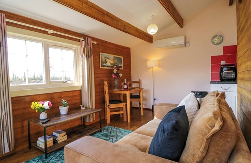 Bushton Cottage | THE NOOK, pet friendly, with a garden in Royal Wootton Bassett