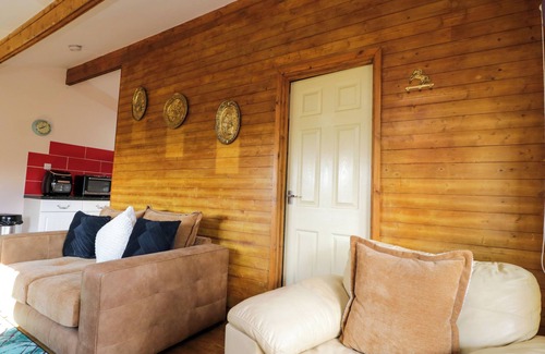 Bushton Cottage | THE NOOK, pet friendly, with a garden in Royal Wootton Bassett