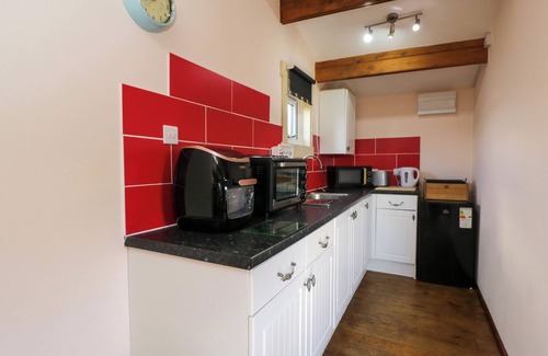 Bushton Cottage | THE NOOK, pet friendly, with a garden in Royal Wootton Bassett