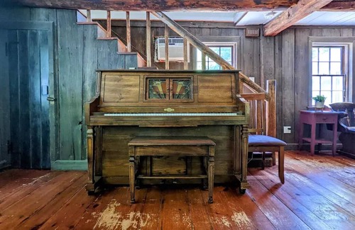 Campton Cottage | The Old Timber - Family Vacation Home with Large Recreation Room