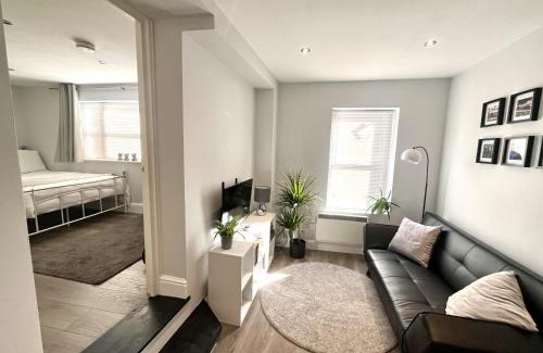 Bovingdon Apartment | The Old Town Snug