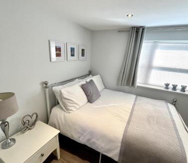 Bovingdon Apartment | The Old Town Snug