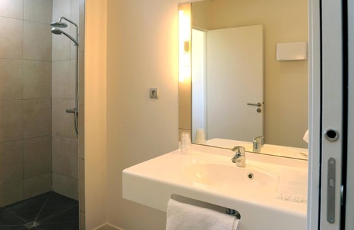 Bessines-sur-Gartempe Hotel | The Originals City, Hôtel de France