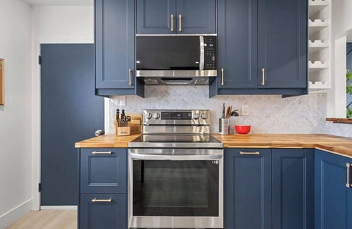 Northwest Calgary House | The Owl PetsOK 3 QueenBD FirePit 3SmartTVs