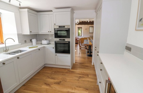 Witney Cottage | THE PADDOCK, pet friendly, character holiday cottage in Witney