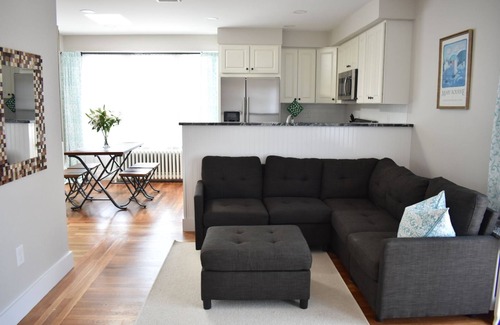 Fifth Ward Apartment | The Peaceful Puffin - 2-bedroom apartment with AC in Newport, RI