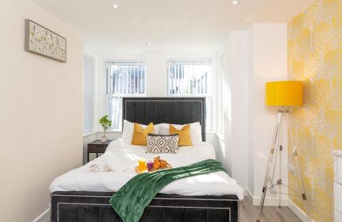 Headington Apartment | The Phantom Apartment ideal for JR Churchill Manor Nuffield Hospitals Oxford B University 2023 built sleeps 5 people comfortably very modern 2 rooms 3 bathrooms 1 minute walk to John Radcliffe Hospital