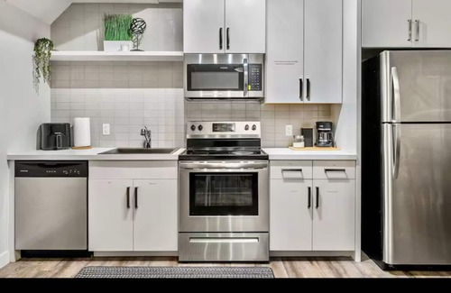 Calgary House | The PolkaDot YYCAirport PrivateEntry SmartTV