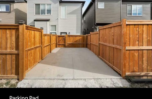 Calgary House | The PolkaDot YYCAirport PrivateEntry SmartTV