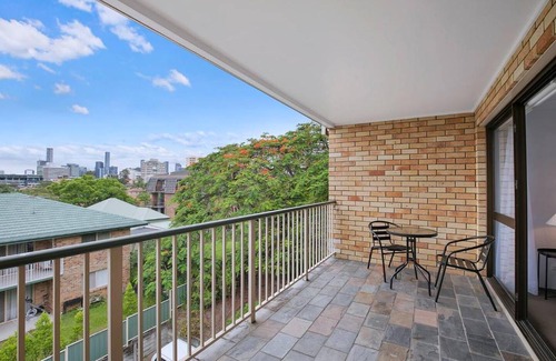 Auchenflower Apartment | The Poolside Perch - A Breezy Balcony Gem
