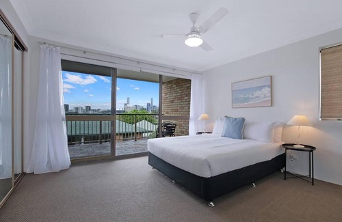 Auchenflower Apartment | The Poolside Perch - A Breezy Balcony Gem