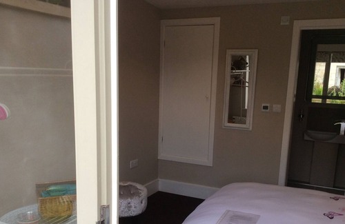 Box Cabin | The Potting Shed is a small cabin with an ensuite showeroom, perfect for 2.