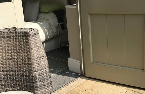 Box Cabin | The Potting Shed is a small cabin with an ensuite showeroom, perfect for 2.