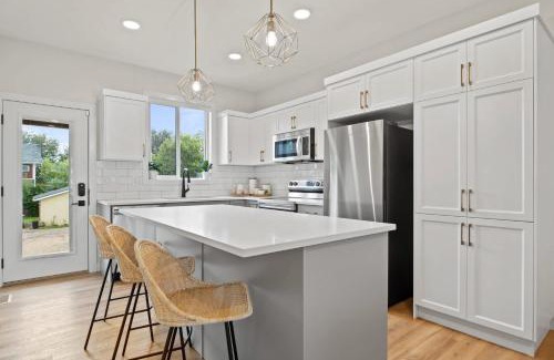 Sylvan Lake House | The Promenade I Patio and BBQ I Fire pit I Sleep 9