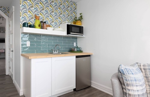 Bauline East Villa | The Puffin Burrow/Luxury Suite with Salt water Hot tub & Ocean views