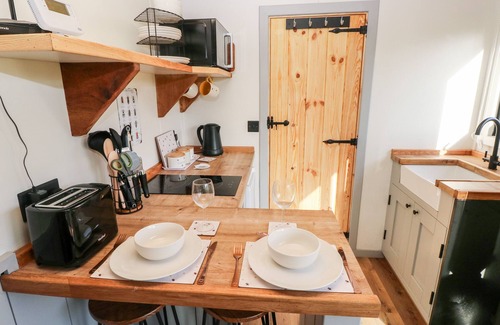 Cosheston Cottage | THE QUEEN BEE, pet friendly, with open fire in Lamphey