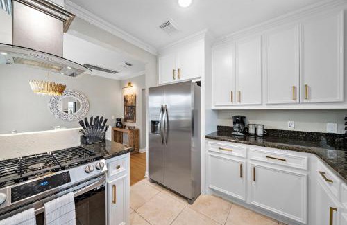 South Central Houston Apartment | The Queen’s Gambit II