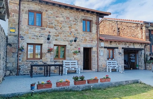 Enmedio House | The Requejo Royalty