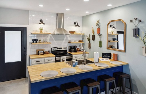 Downtown House | The Retreat - 1BR/1.5BA 1 Block Downtown Bryan