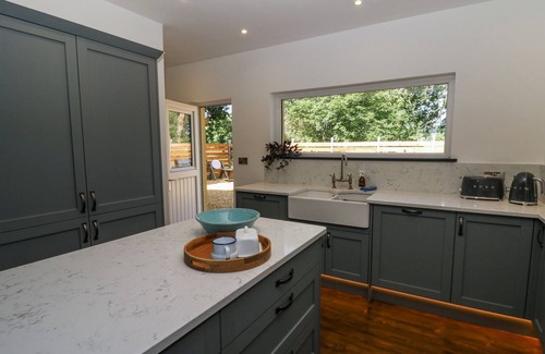 Pumpsaint House | THE RETREAT AT GLANRANNELL PARK HOUSE, family friendly in Llansawel