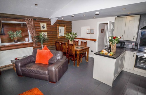 Saint Asaph Cottage | THE ROE, pet friendly, with hot tub in St Asaph