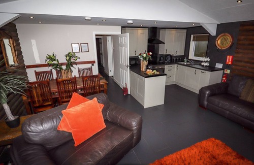 Saint Asaph Cottage | THE ROE, pet friendly, with hot tub in St Asaph