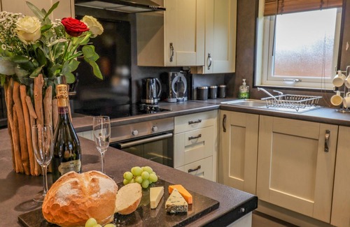 Saint Asaph Cottage | THE ROE, pet friendly, with hot tub in St Asaph