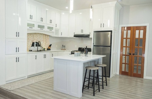 Georgetown Villa | The Royal Haven- Stylish, modern 3-bedroom luxury villa, 4min to mall, Stadium