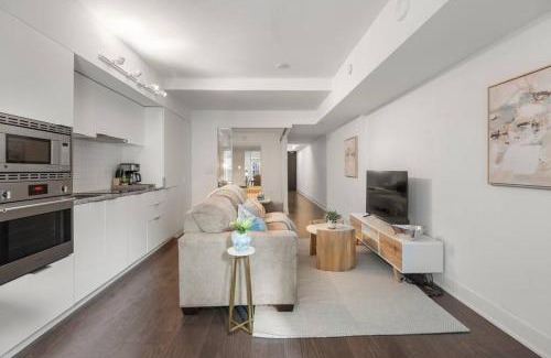 Bay Cloverhill Apartment | The Royal Nest in Downtown Toronto!