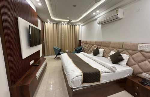 East of Kailash Hotel | The Royal Oakes