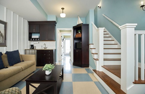 Holland House | "The Savannah" Luxury Townhome, Pool, Hot Tub, Golf Membership, Near Lake and Beaches