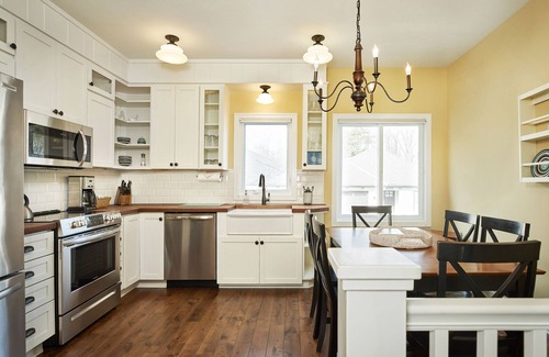 Holland House | "The Savannah" Luxury Townhome, Pool, Hot Tub, Golf Membership, Near Lake and Beaches