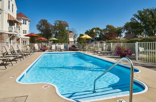 Holland House | "The Savannah" Luxury Townhome, Pool, Hot Tub, Golf Membership, Near Lake and Beaches