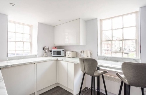 Blandford Saint Mary Apartment | The Secret: Stylish and Spacious En Suite Bathroom