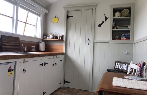 Oamaru Cabin | The Shepherd's Rest with alpaca, sheep & outdoor bath. Close to Oamaru.