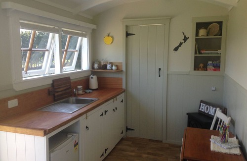 Oamaru Cabin | The Shepherd's Rest with alpaca, sheep & outdoor bath. Close to Oamaru.