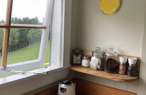 Oamaru Cabin | The Shepherd's Rest with alpaca, sheep & outdoor bath. Close to Oamaru.