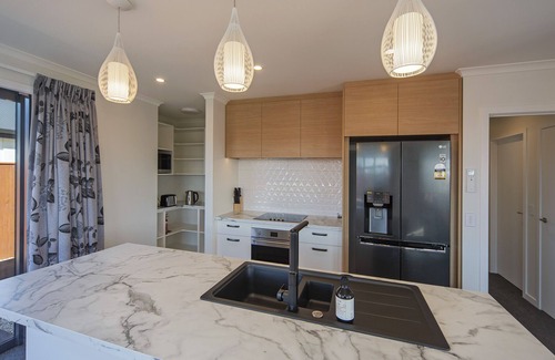 Richmond House | The Shepherds Retreat - Modern Comfort in a Sunlit Haven in Richmond