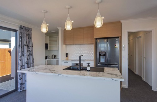 Richmond House | The Shepherds Retreat - Modern Comfort in a Sunlit Haven in Richmond