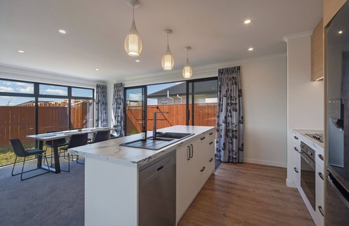 Richmond House | The Shepherds Retreat - Modern Comfort in a Sunlit Haven in Richmond