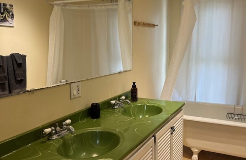 Milford House | The Shire - Charming home, 5 minutes to Dreams Park, walk to park, brewery, deli