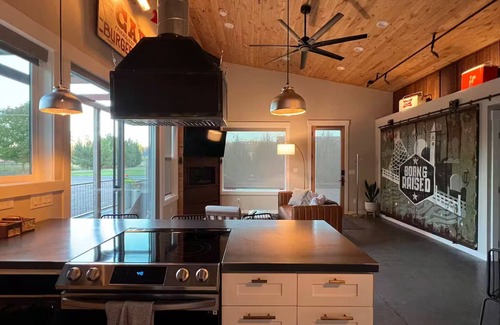 Spokane House | The Shop on Cherry-private hot tub! 8 minutes to downtown in semi-rural area