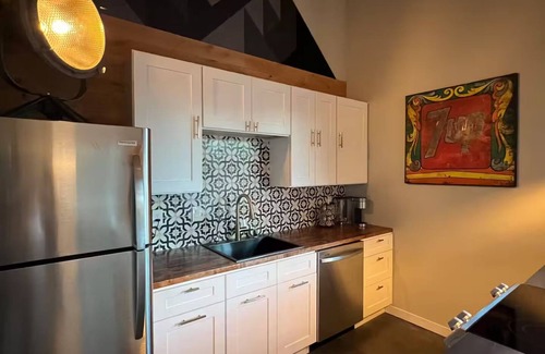 Spokane House | The Shop on Cherry-private hot tub! 8 minutes to downtown in semi-rural area