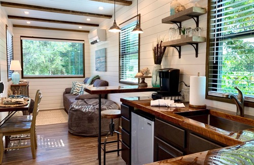 Waco House | "The Shoreline" Container Tiny Home 12 min to Magnolia/Baylor