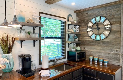 Waco House | "The Shoreline" Container Tiny Home 12 min to Magnolia/Baylor