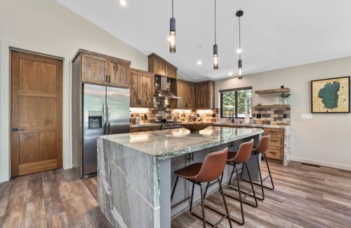 Tahoe Island House | The Sierra Outpost - Great Location in SLT!