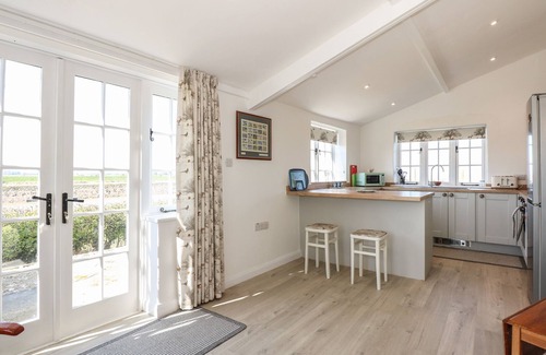 Tilney Fen End Cottage | THE SIR PETER SCOTT LIGHTHOUSE, pet friendly in Sutton Bridge