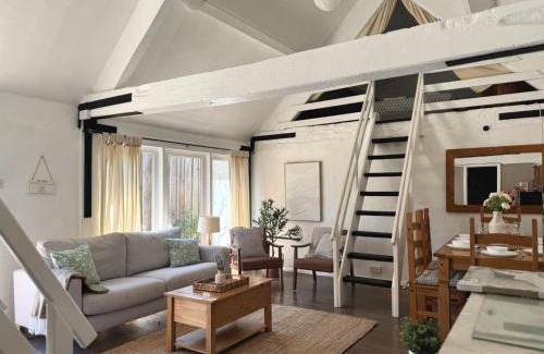 Lechlade House | The Smythy Cotswolds Farm Stay With Pool